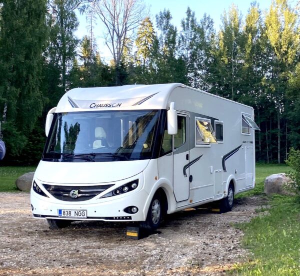 Matkaauto chausson looduses